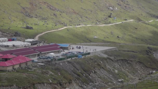 Helicopters carrying pilgrims, meadows near Kedarnath, cottages for pilgrims to rest — Stock Video