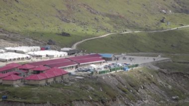 Hacıları taşıyan helikopterler, Kedarnath yakınlarındaki çayırlar, dinlenmek için hacılar için kulübeler.