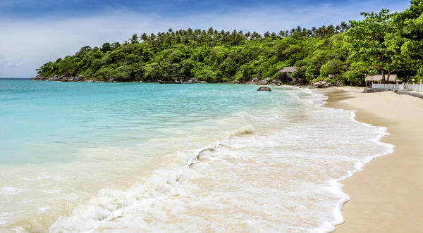 Gyönyörű homokos strand egy trópusi szigeten — Stock Fotó