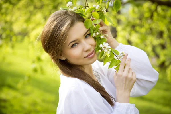 Attractive young girl in a park in springtime — Stock Photo, Image