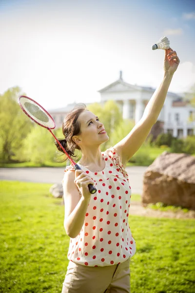 Bir parkta badminton oynamaya çekici genç kadın — Stok fotoğraf