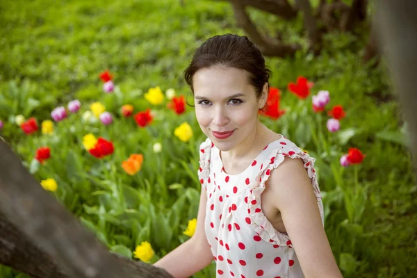 Bella giovane donna nel parco in primavera — Foto Stock