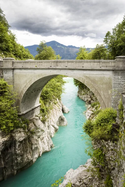 Most na řece Soča ve městě Kobarid — Stock fotografie