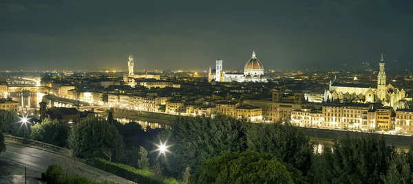 Панорама Флоренции ночью с площади Микеланджело — стоковое фото