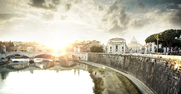 Рим, Ватикан та Тибр річка — стокове фото