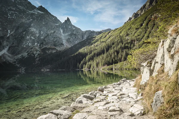 Morskie Oko estanque en la parte polaca de las montañas de Tatra — Foto de Stock