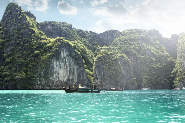 Lugar de buceo en una de las bahías de Phi Phi — Foto de Stock