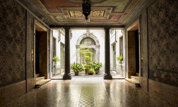 Piha vanhassa italialaisessa rakennuksessa — kuvapankkivalokuva