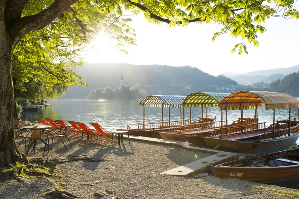 Boats at the shore of Bled Lake in Slovenia — Stock Photo, Image