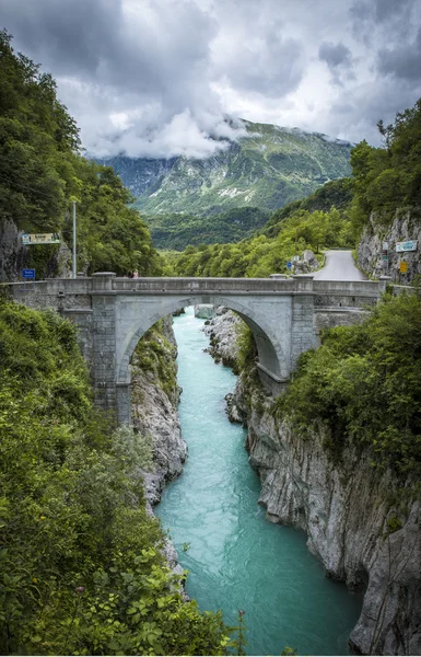 Most na řece Soča ve městě Kobarid — Stock fotografie