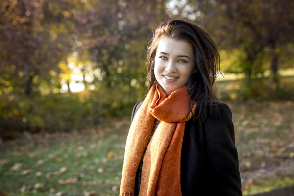 Atractiva joven en un parque en otoño — Foto de Stock