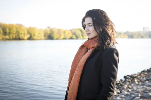 Attractive young girl in a park in autumn — Stock Photo, Image