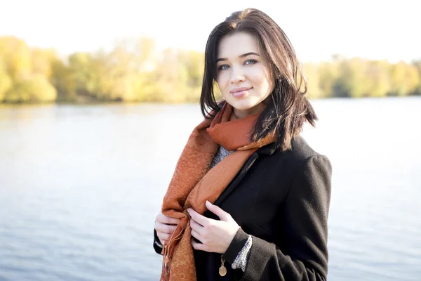 Attractive young girl in a park in autumn — Stock Photo, Image