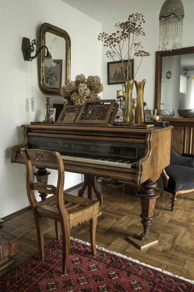 昔ながらのインテリア ピアノ — ストック写真
