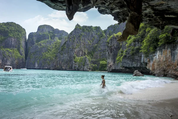 Wanita muda dengan bikini melanggar gelombang di Teluk Maya — Stok Foto