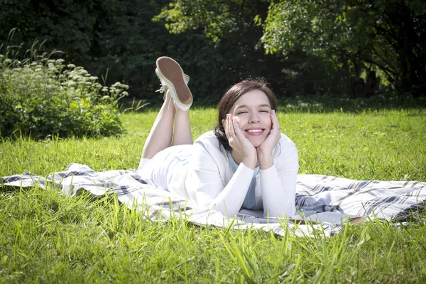 Relax with a book — Stock Photo, Image