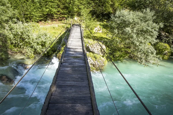 Antiguo puente de madera sobre el río Soca — Foto de Stock