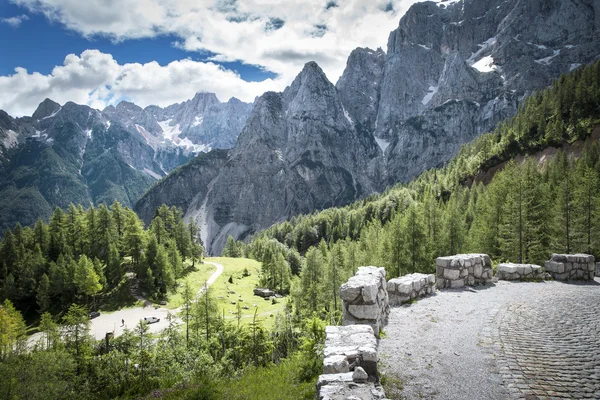 Uitzicht vanaf de weg aan Vr? ik? Pass in Julian Alpen in Slovenië — Stockfoto