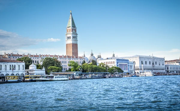 Prohlédni si na věž na náměstí San Marco v Benátkách — Stock fotografie