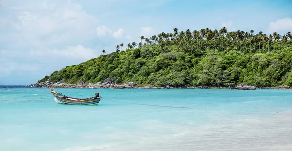 Szép strand és öböl egy trópusi szigeten — Stock Fotó
