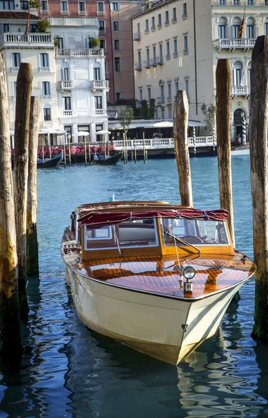 Taxi tradicional a motor amarrado en el puerto deportivo de Venecia — Foto de Stock
