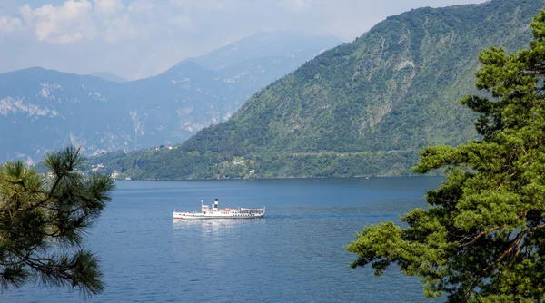 Navio de passageiros retro no Lago Como — Fotografia de Stock