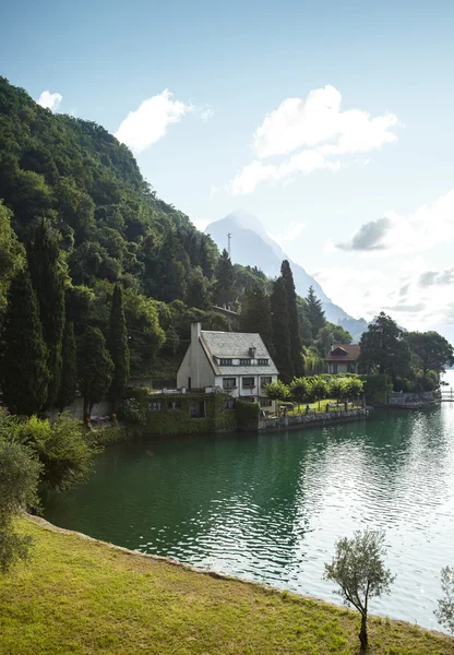 Pequeña casa en la orilla de un lago en Suiza — Foto de Stock