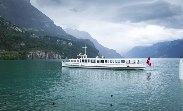 Ferry perto de Brunnen cidade na Suíça — Fotografia de Stock