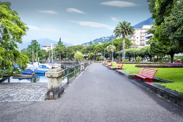 Paseo en el lago en la ciudad de Locarno, Suiza — Foto de Stock