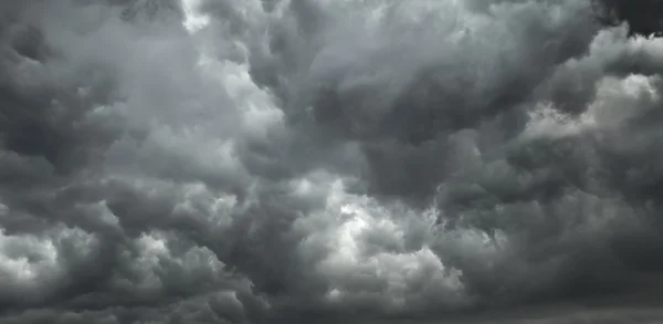 Fondo de nubes oscuras durante una tormenta — Foto de Stock