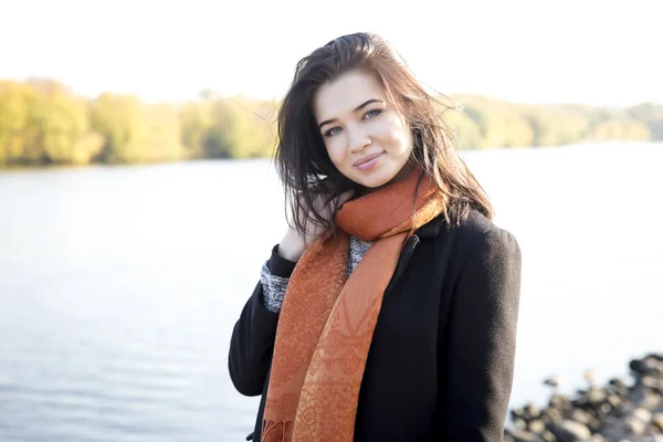 Atractiva joven en un parque en otoño — Foto de Stock