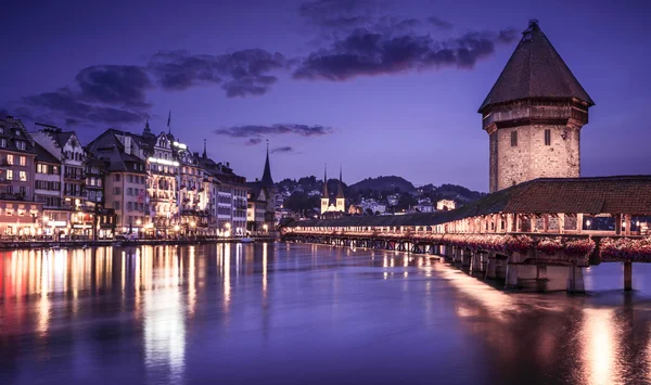 Lucerna, Szwajcaria, Wyświetlono słynny most Kapellbrücke odzwierciedlenie — Zdjęcie stockowe