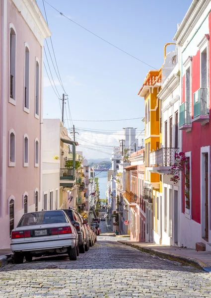 Hermosa calle empinada en el viejo San Juan, Puerto Rico — Foto de Stock