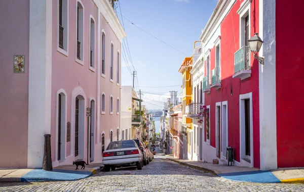 Hermosa calle empinada en el viejo San Juan, Puerto Rico — Foto de Stock