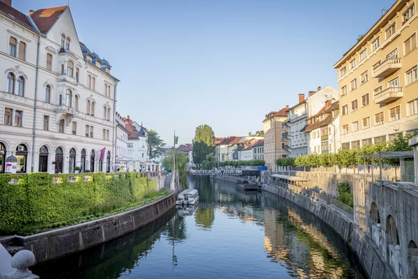 Canal en el casco antiguo de Liubliana, Eslovenia — Foto de Stock