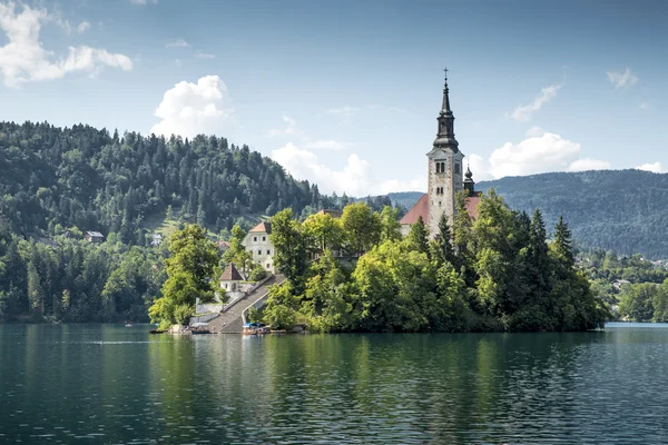Oude kerk op een eiland op lake Bled in Slovenië — Stockfoto