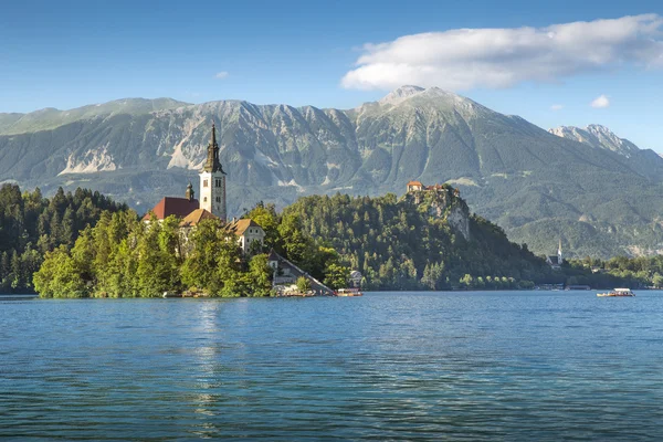 Igreja velha em uma ilha no lago Bled na Eslovênia — Fotografia de Stock