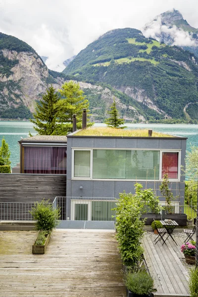 Hermosa casa suiza en el lago — Foto de Stock