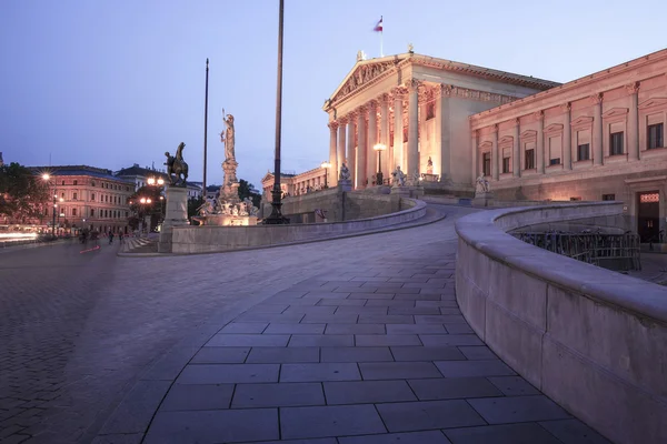 Edificio del Parlamento austriaco en Viena por la noche — Foto de Stock