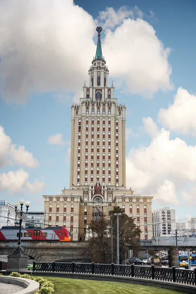 Модерністський хмарочос в центрі Москви — стокове фото