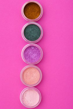 Birçok kozmetik, üstten görünüm.