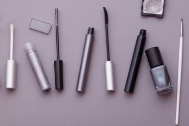 Birçok kozmetik, üstten görünüm.