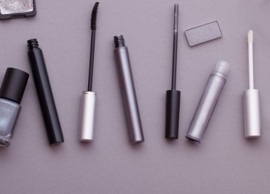 Birçok kozmetik, üstten görünüm.