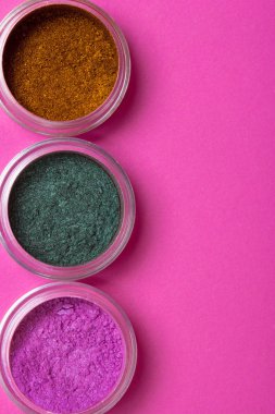 Birçok kozmetik, üstten görünüm.