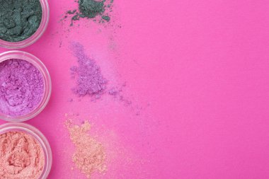 Birçok kozmetik, üstten görünüm.