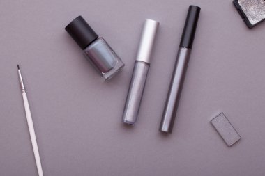 Birçok kozmetik, üstten görünüm.
