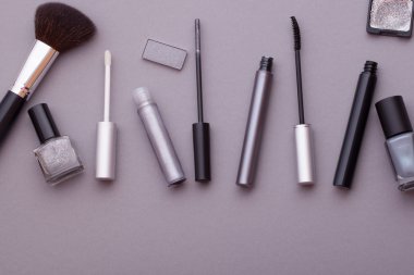 Birçok kozmetik, üstten görünüm.