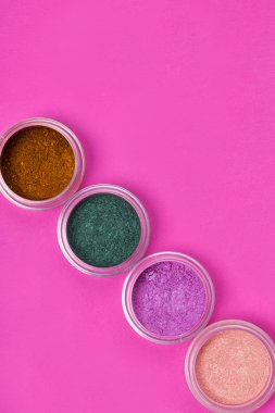 Birçok kozmetik, üstten görünüm.