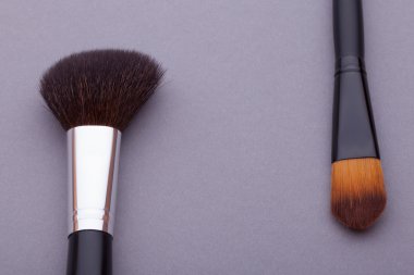 Birçok kozmetik fırçalar, havai görünümü.