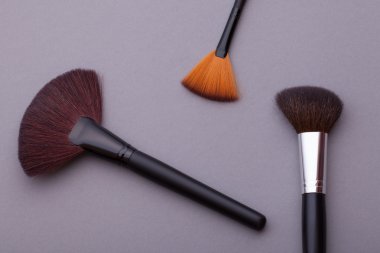 Birçok kozmetik fırçalar, havai görünümü.